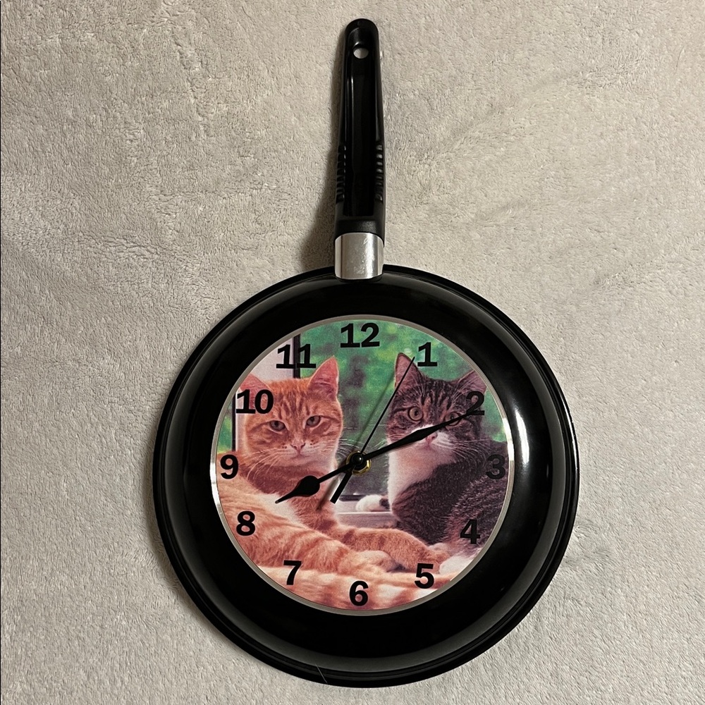 Cat Design Wall Clock. NWOT